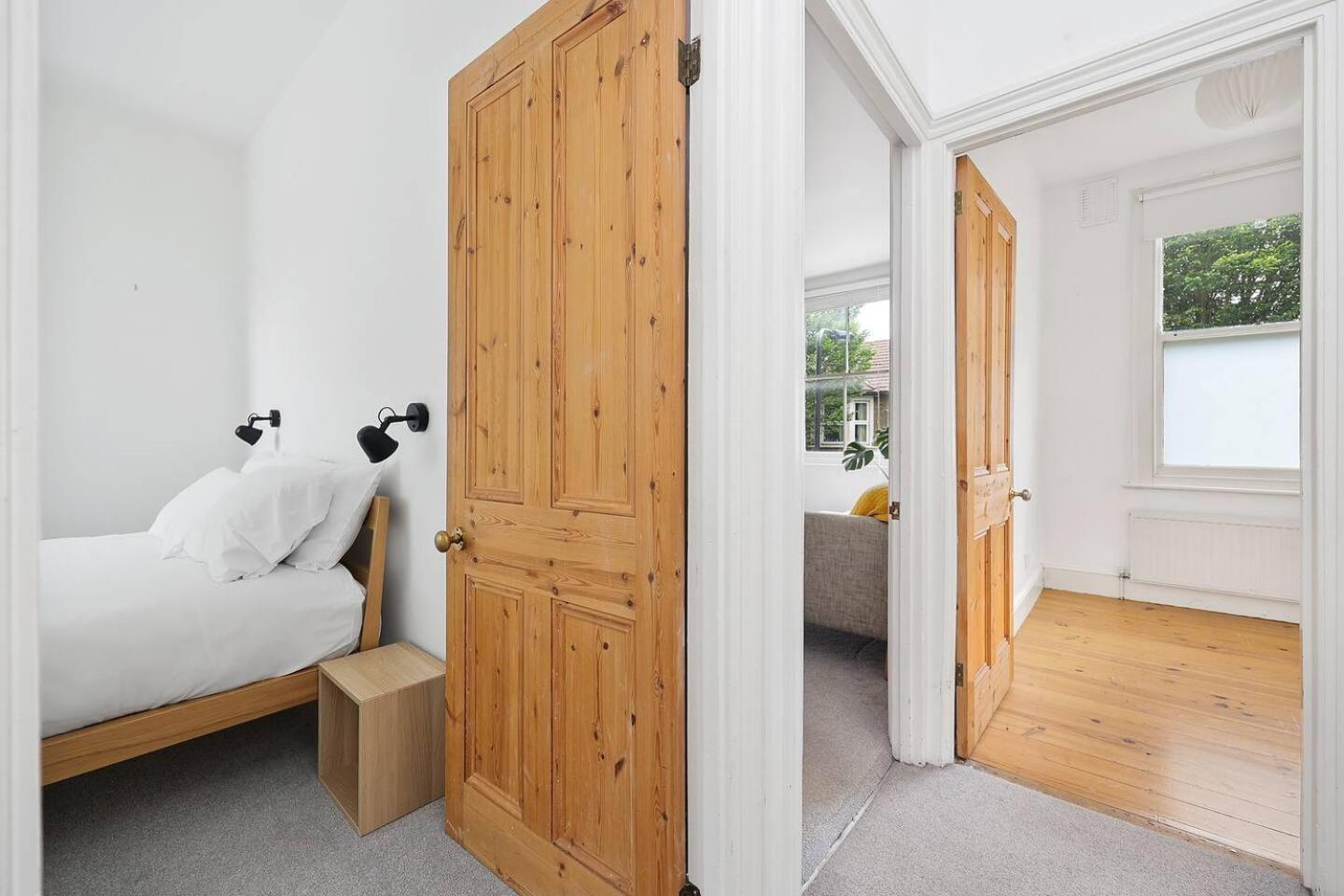 Pass The Keys Centrally Located Stylish Flat Londra