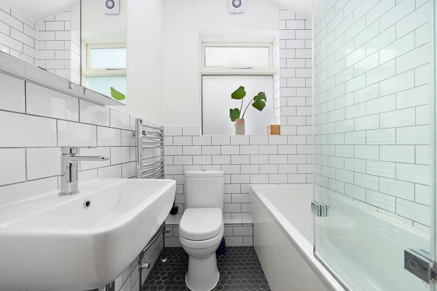 Pass The Keys Centrally Located Stylish Flat Londra
